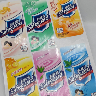 가정 본질을 출력하는 CMYK는 광택이 나는 PET 필름 플라스틱 병 레이블로 표시합니다
